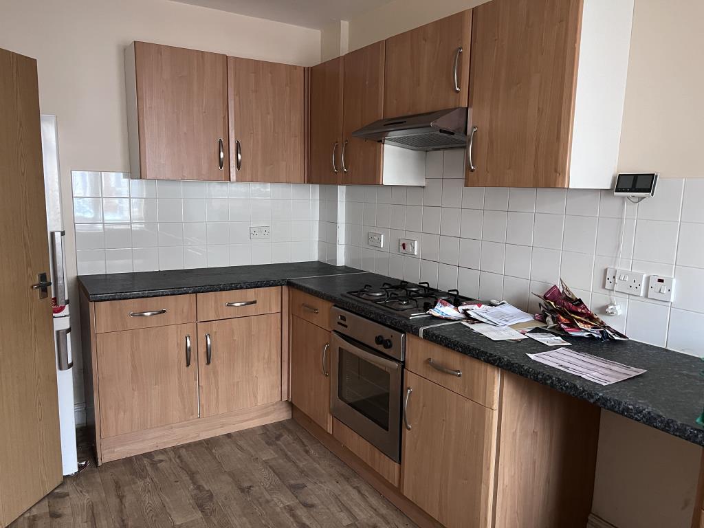 Lot: 139 - THREE-BEDROOM GROUND FLOOR MAISONETTE FOR INVESTMENT OR OCCUPATION - Modern fitted kitchen units with vinyl floor